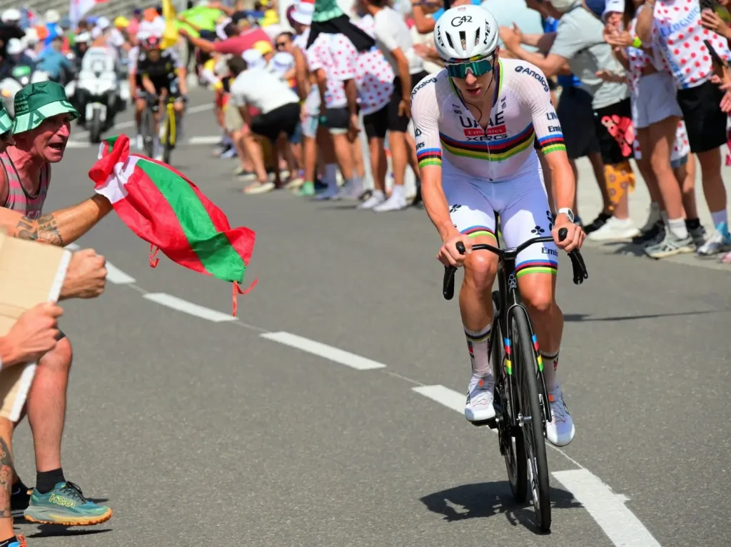 Pogacar trionfa sul Tourmalet e conquista la sesta tappa del Tour de France.
