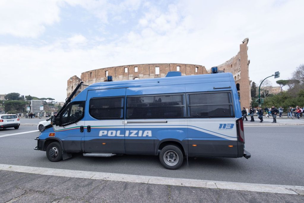 Maxi operazione al Colosseo: 350 identificati, 10 arresti. Meloni: “Lo Stato c’è”.