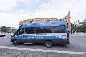 Maxi operazione al Colosseo: 350 identificati, 10 arresti. Meloni: “Lo Stato c’è”.