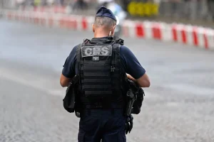 Accoltellamento a Parigi: tre feriti vicino a Place de Clichy, un arresto effettuato.