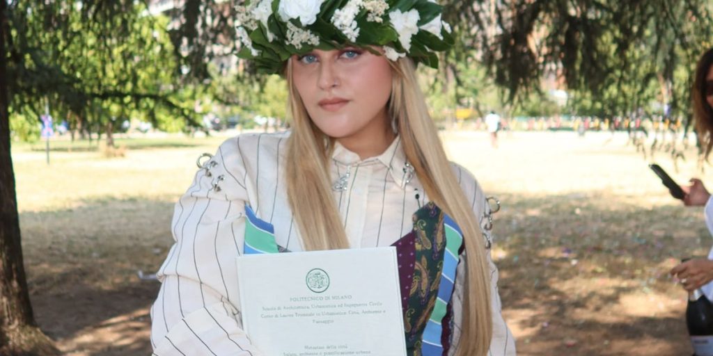 BigMama si laurea dedicando il traguardo alle vittime di cancro con emozione e forza.