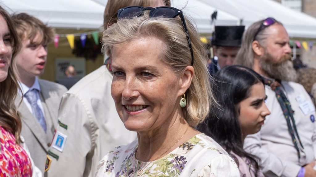Abbigliamento estivo: il maxi vestito a fantasia della Duchessa Sophie è perfetto giorno e sera.