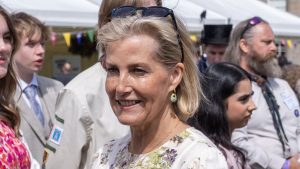 Abbigliamento estivo: il maxi vestito a fantasia della Duchessa Sophie è perfetto giorno e sera.