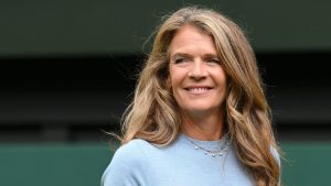 Annabel Croft rivela come scegliere tra due eleganti abiti estivi per Wimbledon.