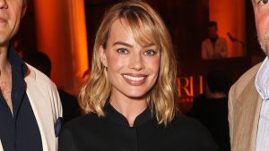 Margot Robbie presenta il look serale perfetto: il fascino degli shorts lunghi.