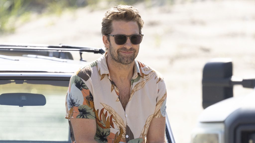 R.J. Decker: il detective in camicia floreale che risolve misteri con stile unico!