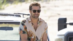 R.J. Decker: il detective in camicia floreale che risolve misteri con stile unico!