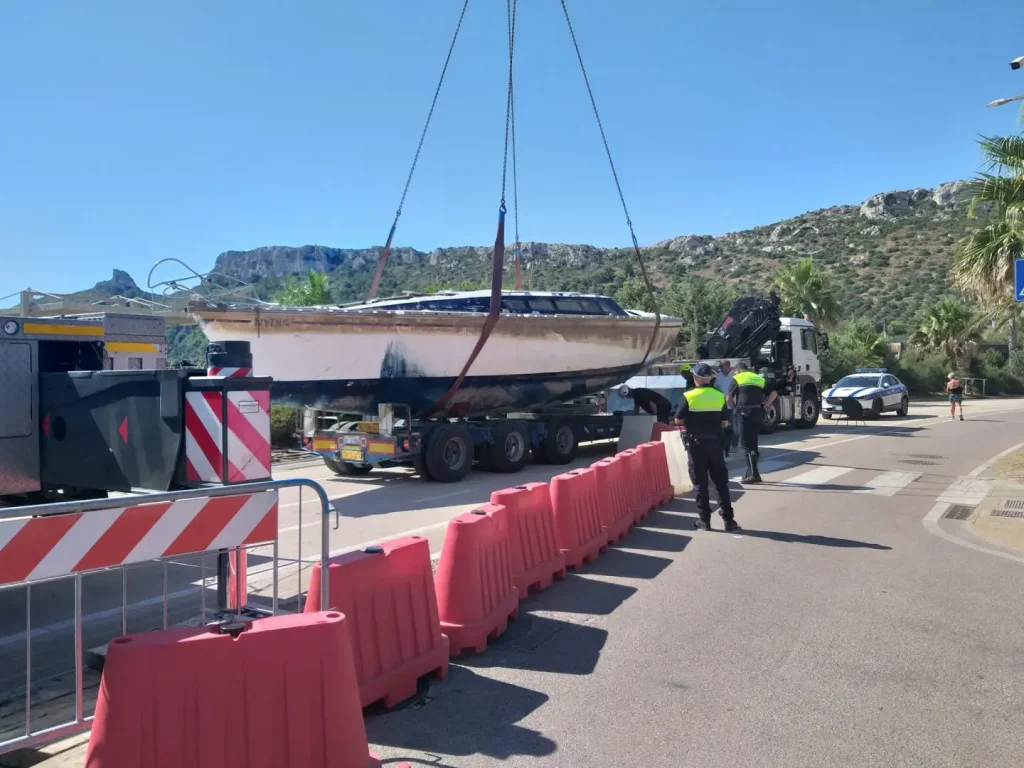 Cagliari: rimossa la barca arenata dalla spiaggia del Poetto, restituendo bellezza al litorale.