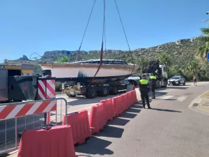 Cagliari: rimossa la barca arenata dalla spiaggia del Poetto, restituendo bellezza al litorale.