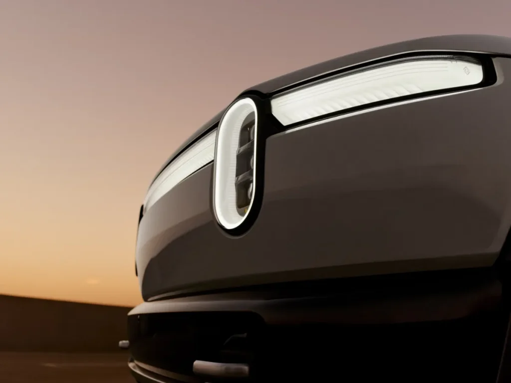 Rivian rivede al rialzo le previsioni di vendita per auto elettriche grazie all’aumento della produzione.