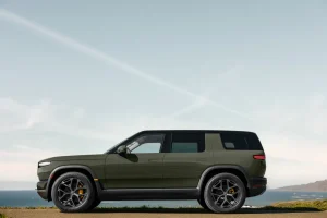 Rivian fa causa al governo USA per il rimborso totale dei dazi di Trump.