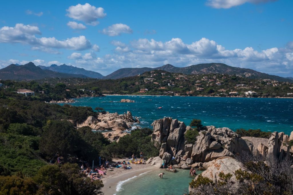 Sardegna: Prima in Italia nel 2025 per crescita di turisti e presenze record.