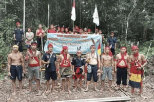 Legislatori richiedono indagine sui diritti nei conflitti indigeni con azienda forestale indonesiana.