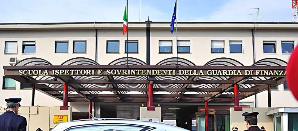 Allieva della Guardia di Finanza cade dal terzo piano: condizioni critiche a L’Aquila.