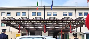 Allieva della Guardia di Finanza cade dal terzo piano: condizioni critiche a L’Aquila.