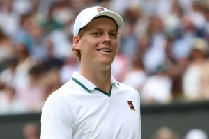 Sinner sfida Struff nei quarti di Wimbledon domani alle 14; Cobolli e Paolini in campo ora.