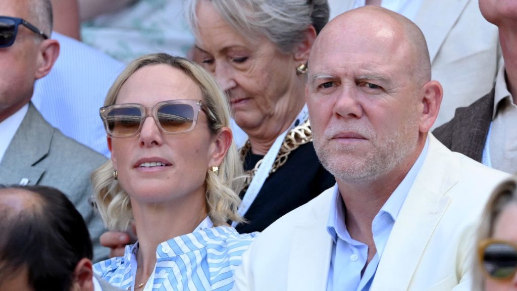 Zara Tindall incanta a Wimbledon in un elegante abito blu polvere a righe.