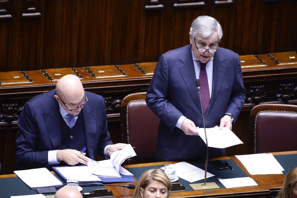 Tajani: “Italia sceglie Safe, ma tempistiche non ideali secondo il portavoce Ue.”