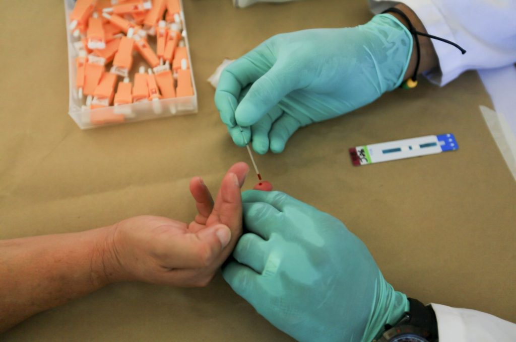 Oltre 110.000 persone con HIV in Italia, il 73% sono uomini seguiti da centri pubblici.