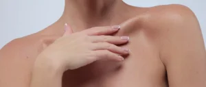 Tutti i segreti per mantenere un décolleté giovane da mostrare