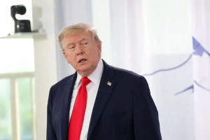 Trump considera un attacco massiccio all’Iran: la decisione è imminente.