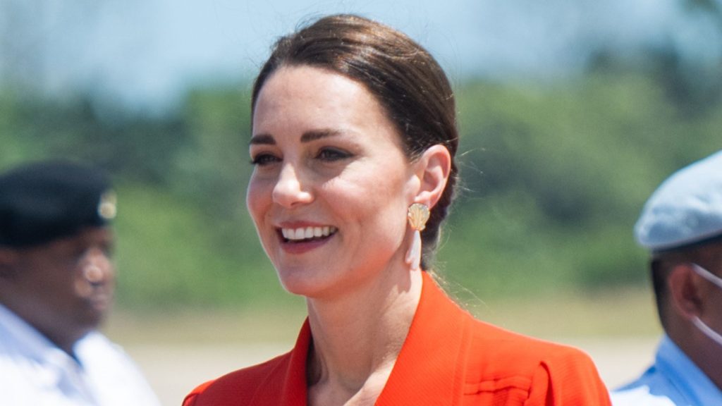 Pantaloni bianchi ampi di Kate Middleton: un’elegante alternativa al denim per l’estate.