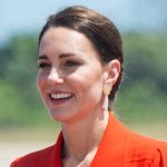 Pantaloni bianchi ampi di Kate Middleton: un’elegante alternativa al denim per l’estate.