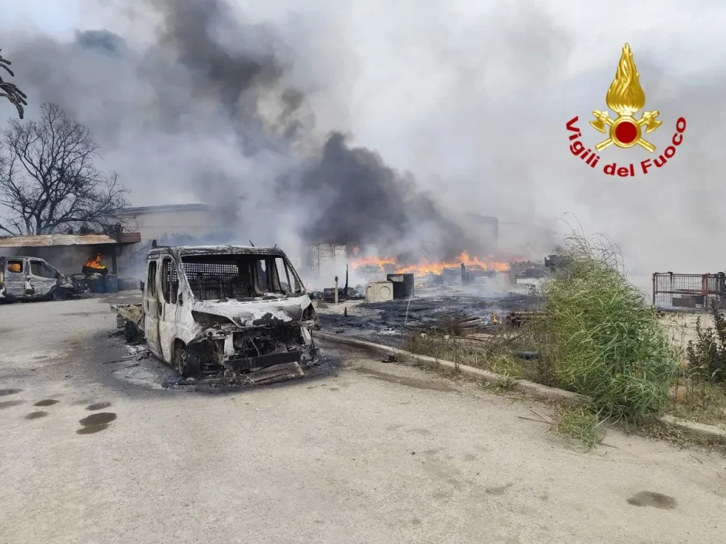 Incendio nella zona industriale di Termini Imerese: fiamme circoscritte, tre capannoni coinvolti. Fotogallery.
