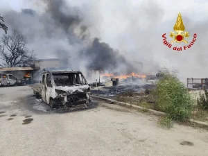 Incendio nella zona industriale di Termini Imerese: fiamme circoscritte, tre capannoni coinvolti. Fotogallery.