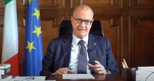 L’Italia agli italiani: Valditara risponde agli studenti puniti, chi critica non ama il suo paese.