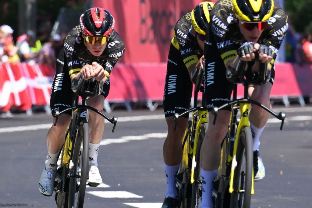 Visma conquista la cronosquadre: Vingegaard indossa la prima maglia gialla del Tour de France.