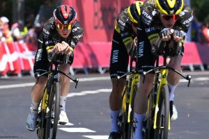 Visma conquista la cronosquadre: Vingegaard indossa la prima maglia gialla del Tour de France.