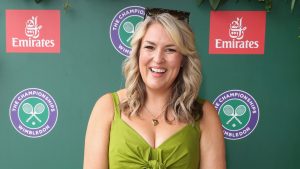 Sara Davies sfoggia un elegante jumpsuit verde oliva a Wimbledon: comodo e con tasche!