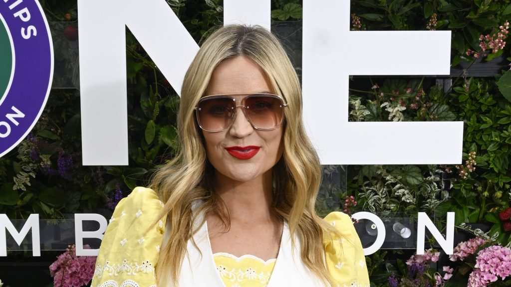Laura Whitmore sfida il caldo estivo con un vestito fresco e alla moda.