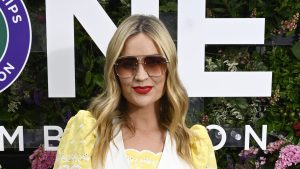 Laura Whitmore sfida il caldo estivo con un vestito fresco e alla moda.