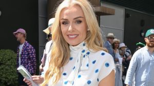 Katherine Jenkins abbina un’eleganza esclusiva al suo abito con una borsa amata da Kate Middleton.