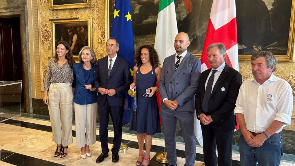 Federica Brignone riceve l’Ambrogino d’oro: un orgoglio per la sua città.