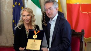 Medaglia di Napoli a Trudie Styler, Manfredi: “Premio meritato e giusto riconoscimento”