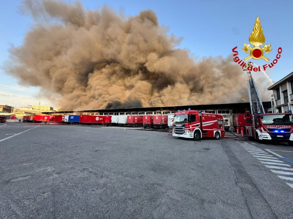 Incendio devastante a Milano: colonna di fumo visibile a chilometri, guarda il video.