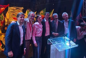 Centrosinistra a Napoli: si chiude la manifestazione con la classica foto di famiglia.
