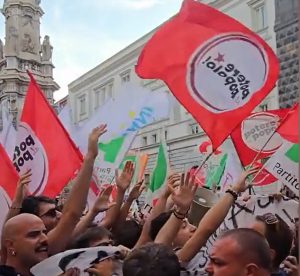 Potere al Popolo interrompe il ‘Campo largo’ a Napoli; Meloni esprime solidarietà.