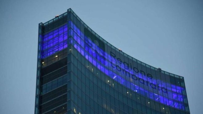 Palazzo Pirelli si tinge di blu per sensibilizzare sulla salute neurologica in Lombardia.