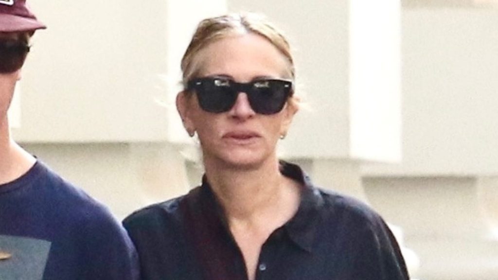Julia Roberts: eleganza semplice con pantaloni denim e classici adidas bianchi.