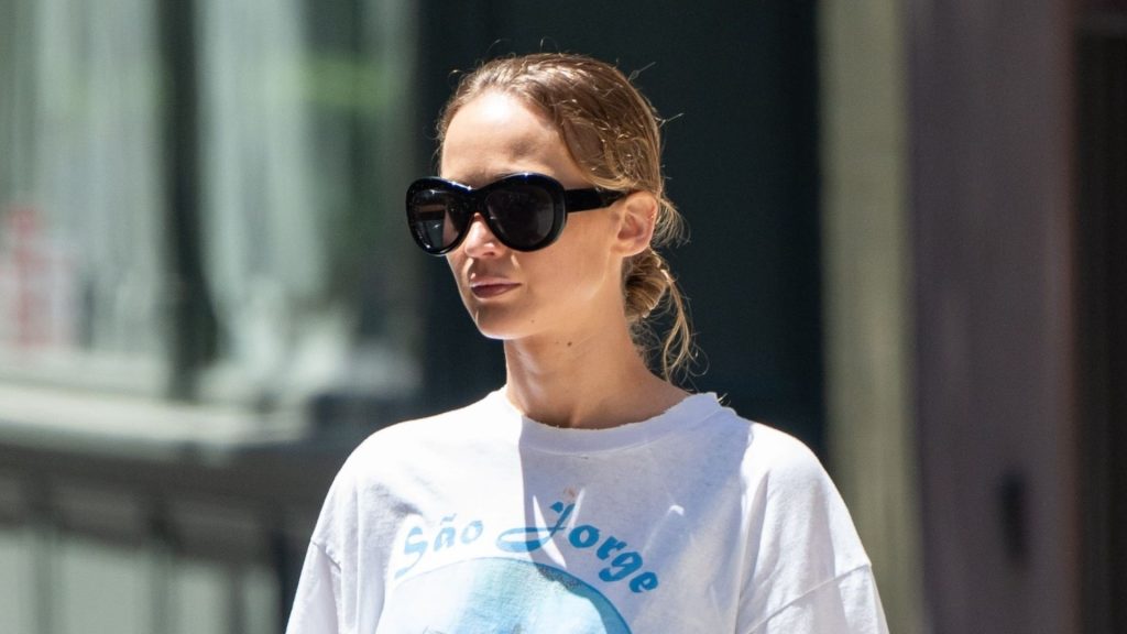 Jennifer Lawrence: lo stile denim a metà gamba che conquista l’estate.