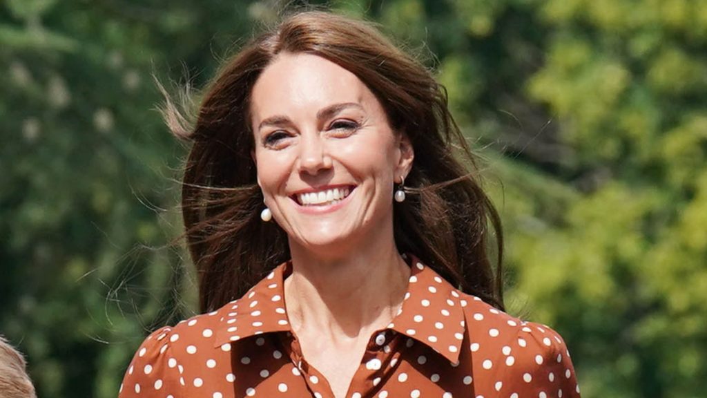 L’abito camicia a pois di Kate Middleton torna in rosso rubino: un’eleganza per l’estate.