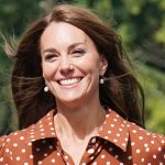 L’abito camicia a pois di Kate Middleton torna in rosso rubino: un’eleganza per l’estate.