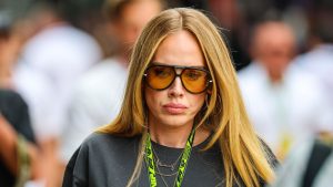 Adele trasforma il casual in stile VIP con flip-flop, pantaloni larghi e T-shirt trendy.