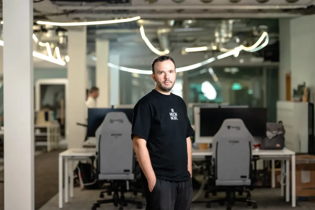 ZML, startup francese, lancia prodotto gratuito per accelerare l’inferenza su molti chip AI.