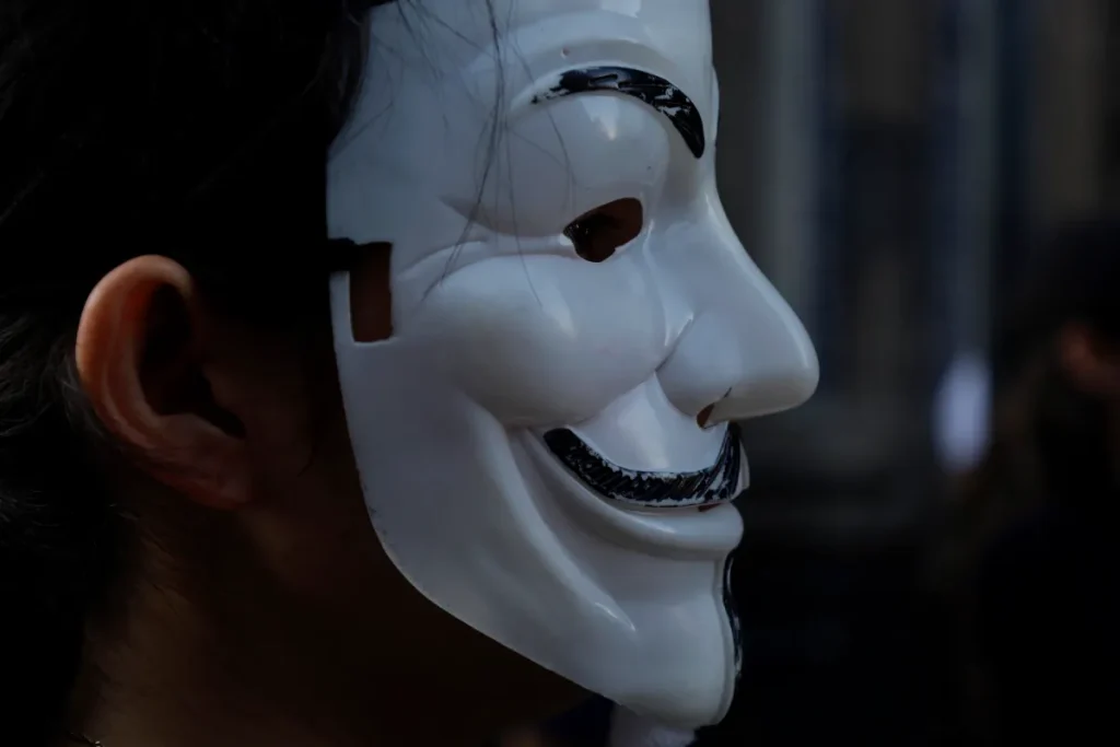 Il hacker che umiliò i produttori di spyware e sfuggì alla cattura.