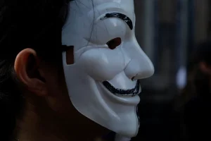 Il hacker che umiliò i produttori di spyware e sfuggì alla cattura.